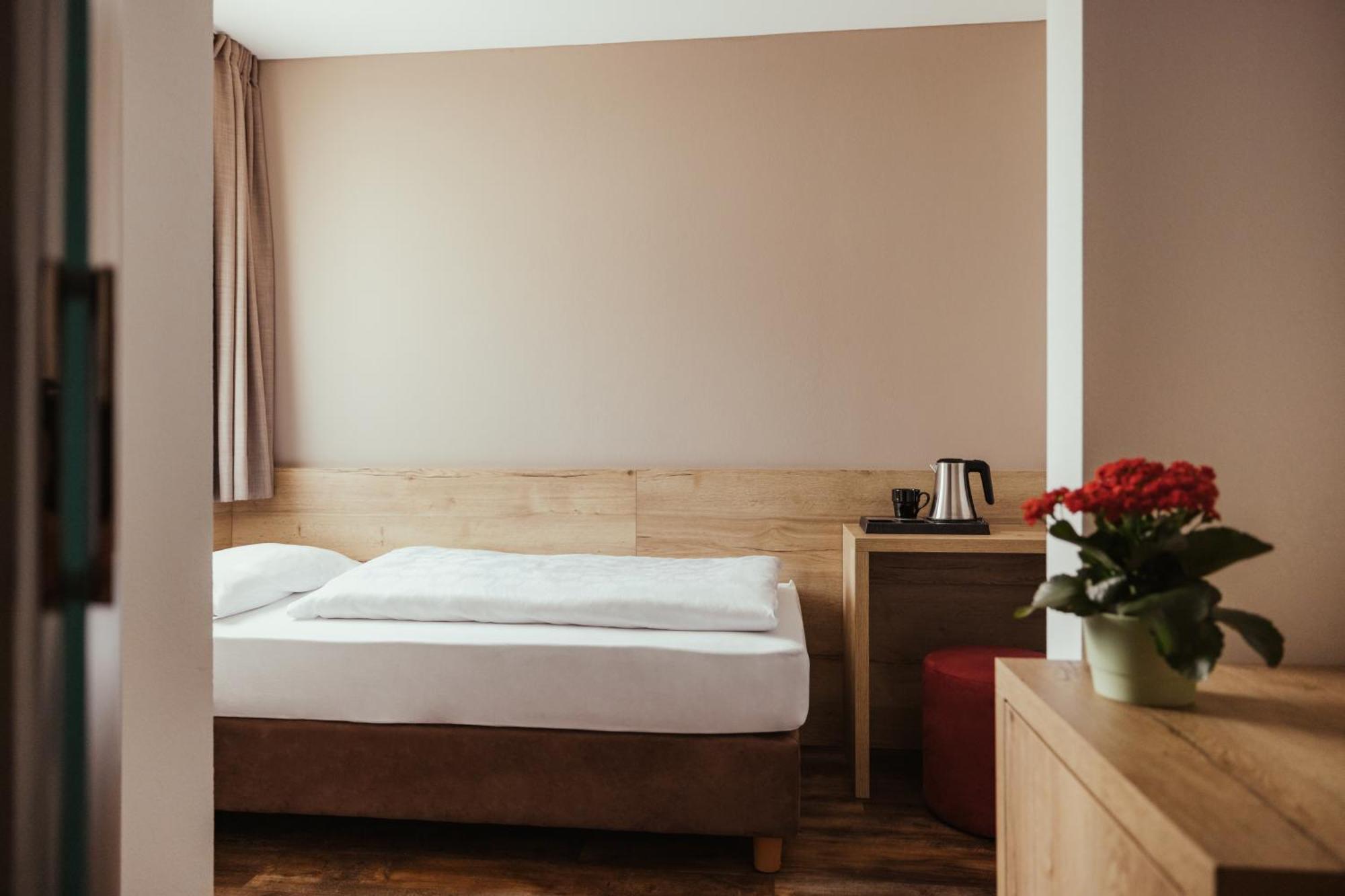 Hotel Leonard Nova Ponente Extérieur photo